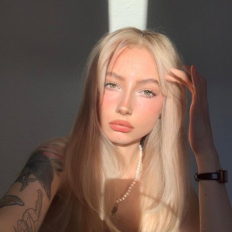 Caelyn Mathews star exclusive pics