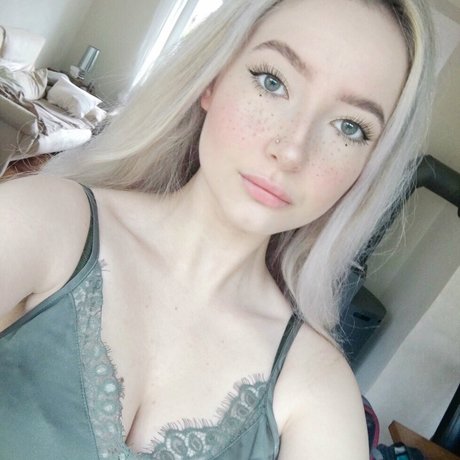 Caelyn Mathews model free photos