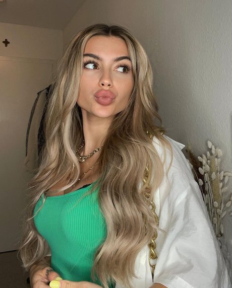 Linabmn pornographic model photo