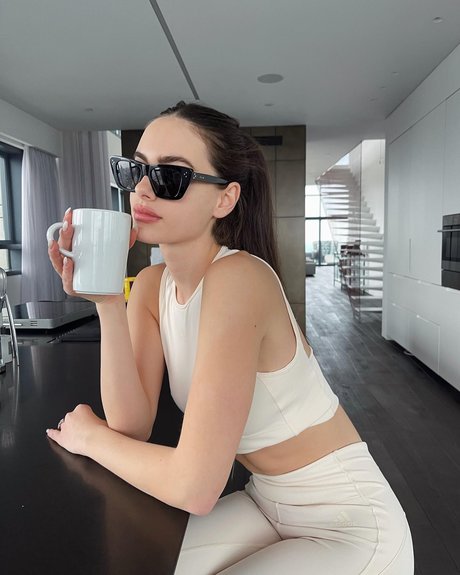 Yael Shelbia naked actress picture