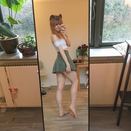 Lilsolle Chickpii porn star pics