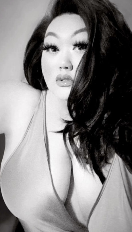 Kendra Vaaj nude model images