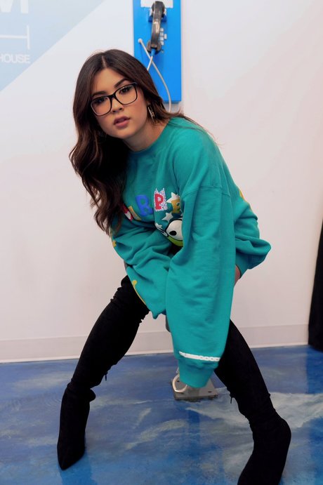 lesbian kissing onlyfans free naked pictures