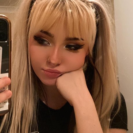 Millie Wild_ porn model image