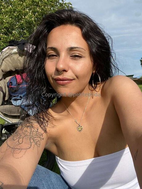 Freepetitebrida xxx model image