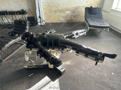 Anjhashabou sexy actress pictures