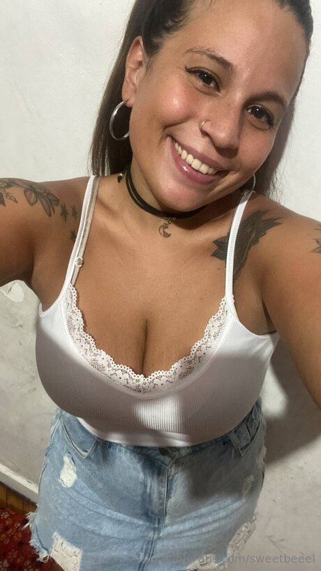 Sweetbeeel erotic model photo