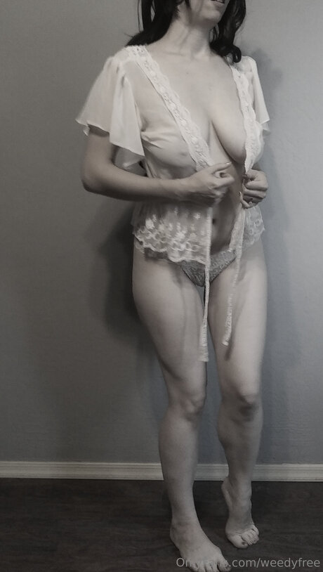 Weedyfree model free pics