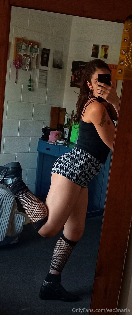 Esc3naria model naked images