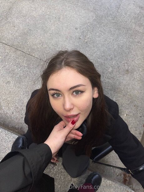 Angescortney hot model img