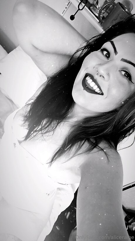 Aliceraine adult star img