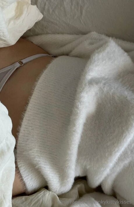 Kinkykittykisses naked model photo