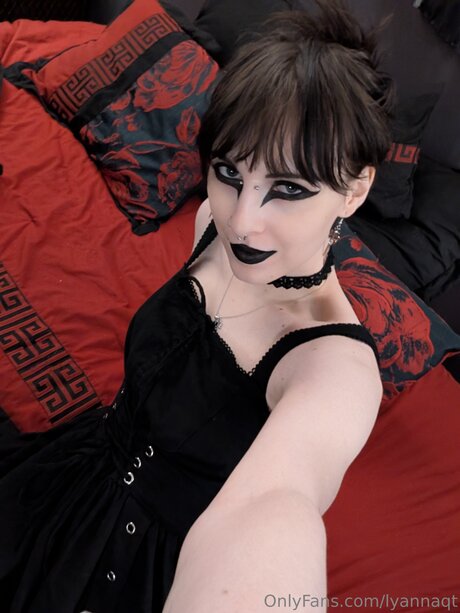 Lyannaqt art star archive