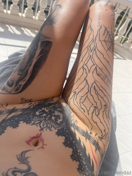 Biondaz star sexy galleries