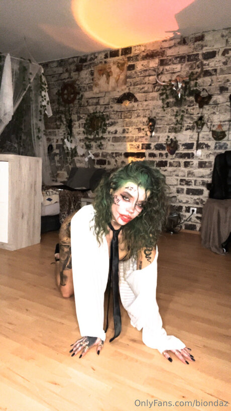 Biondaz sexy actress galleries