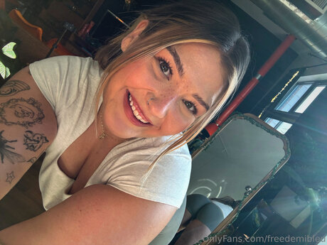 Freedemibleu art model archive