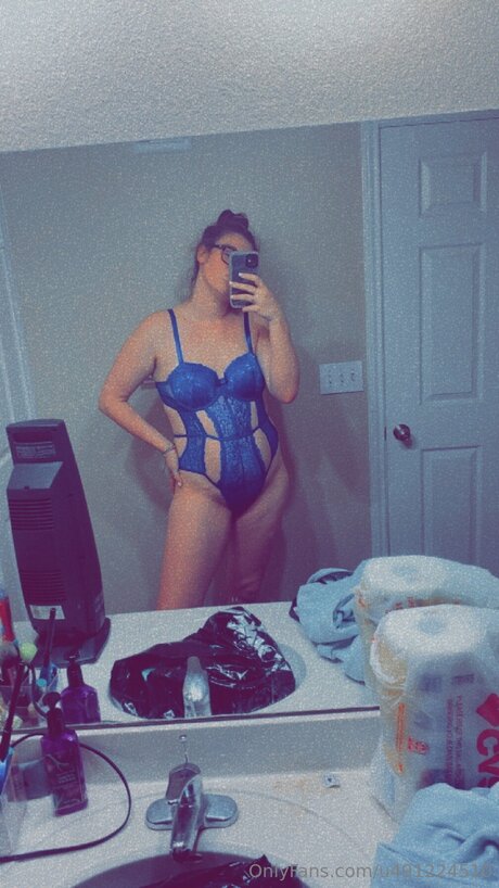 U491224510 naked model picture