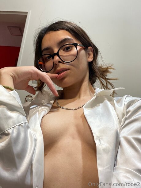 Rooe2 model erotic photo