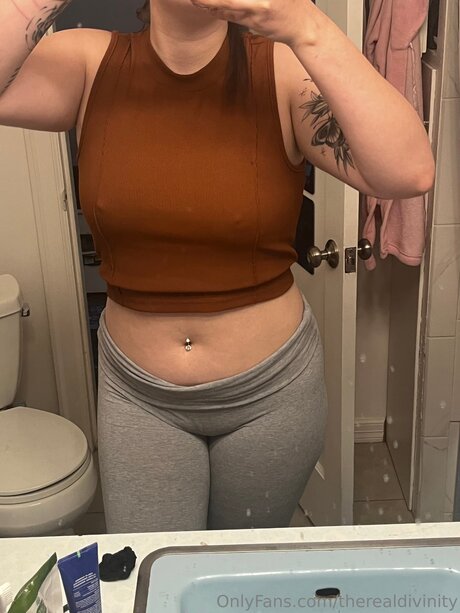 Therealdivinity model hot images