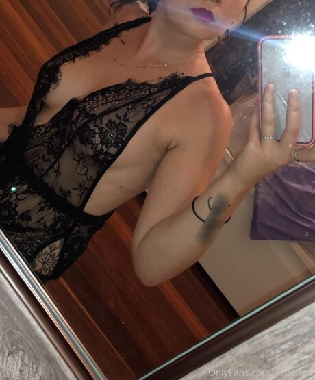 Rosielee9 model nude image