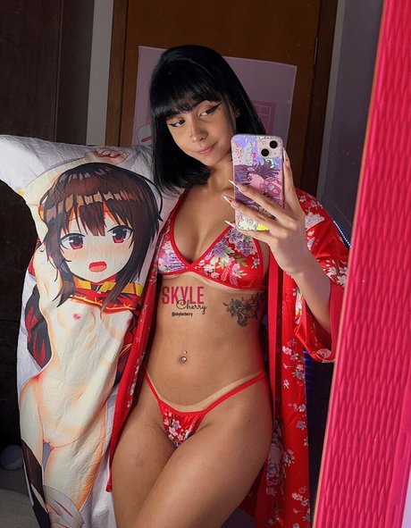 Skyle Cherry exclusive model image