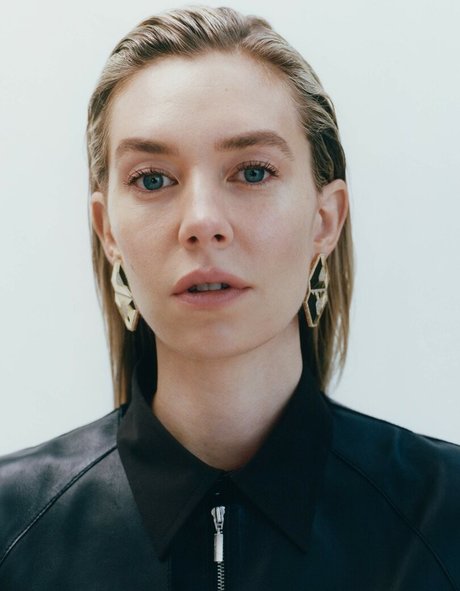 Vanessa Kirby hot model img