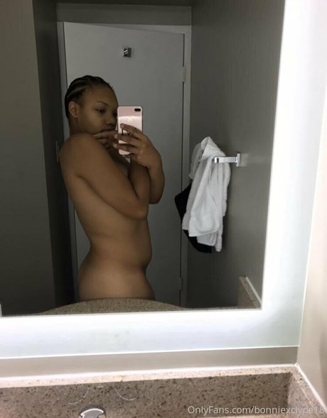 bonniexclyde18 model erotic pic