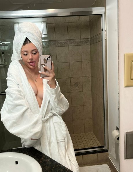 Itsellexo model nude picture