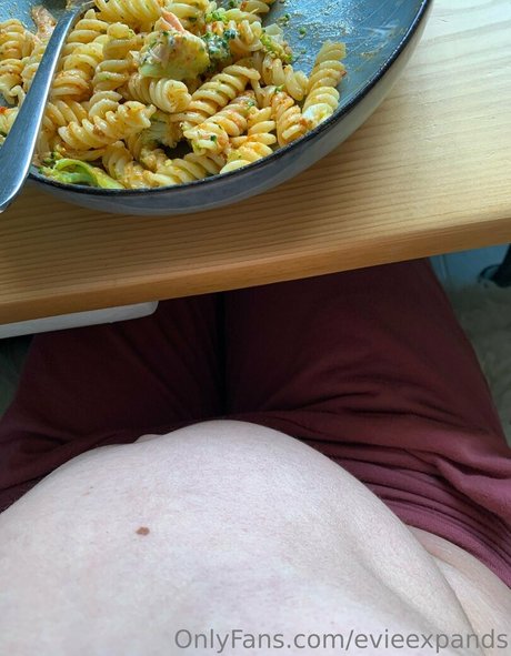 evieexpands free actress archive