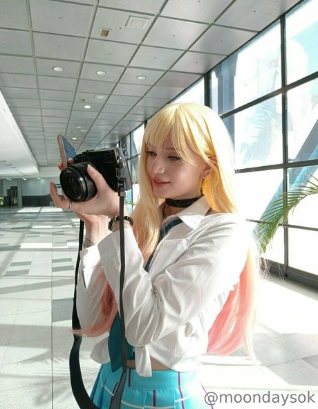 moondays ok pretty model pic