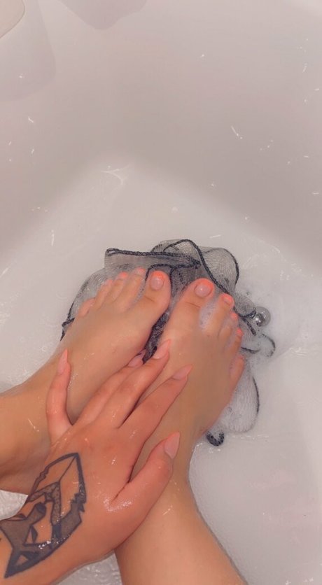 honeygold pornographic model picture