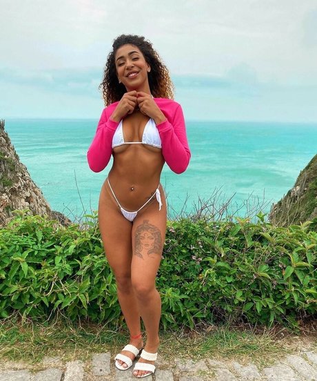 Emelly Souza adult model image