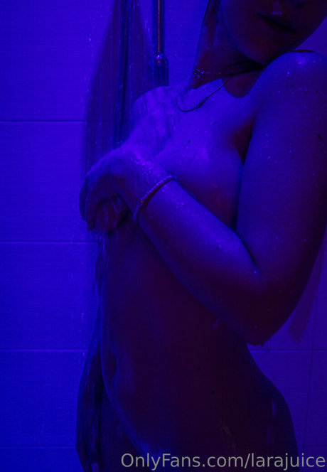 larajuice nudes star pics