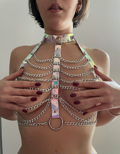 larajuice model hd image