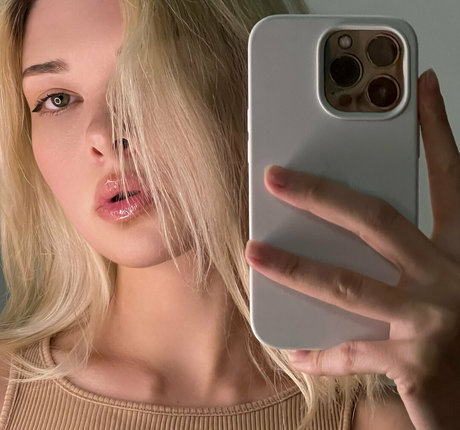 anna ocori exclusive model image