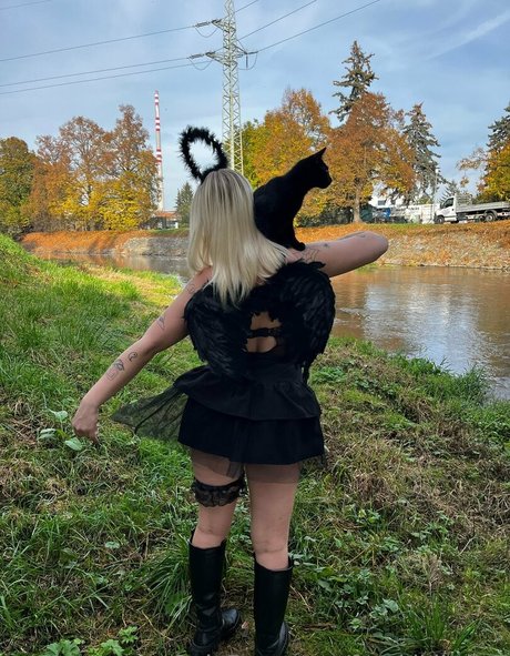 freekikihelen adult star image