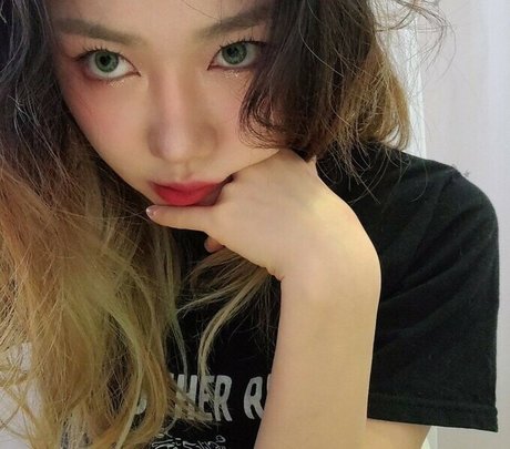 Bubbly live pornographic model picture