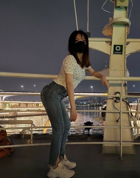 Bubbly live erotic model image