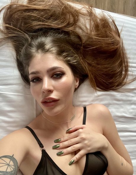 lorawolfy nudes model img