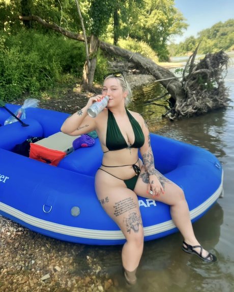 Sunni Valley pretty model photo