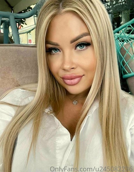 Nikki Cox model image