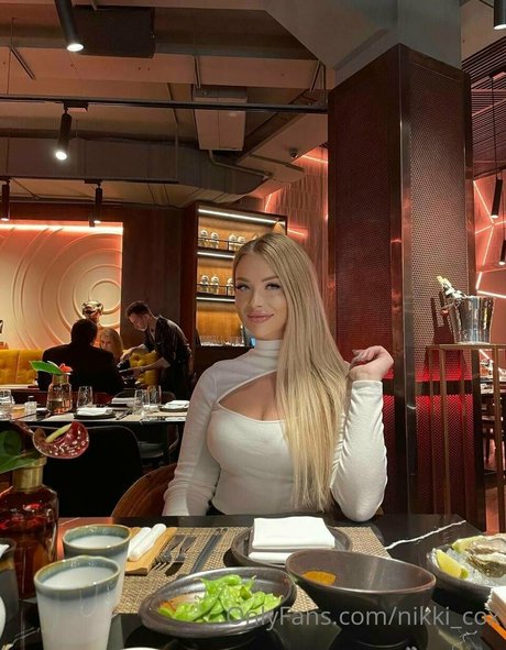 Nikki Cox nude model gallery