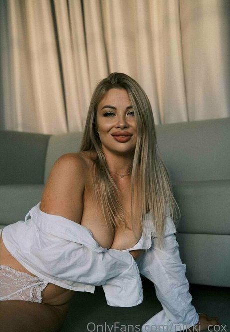 Nikki Cox exclusive star photos