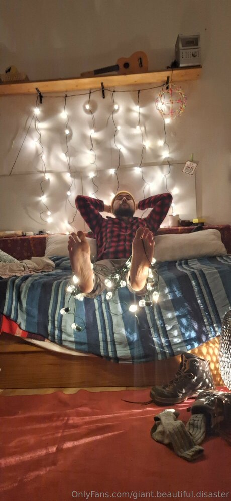 Giant Beautiful Disaster star top img