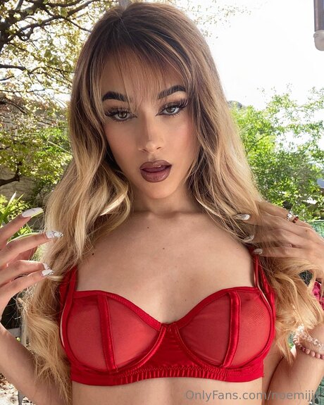 Noemijix naked model pictures