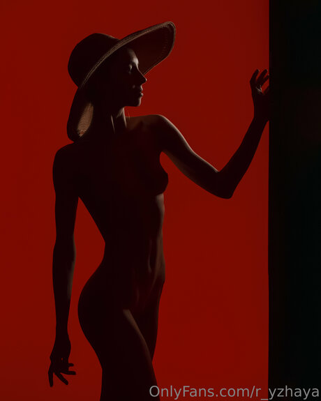 R Yzhaya model hot img