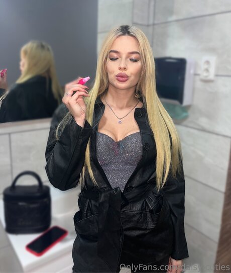 Daisy Cutie nice pornstar pics