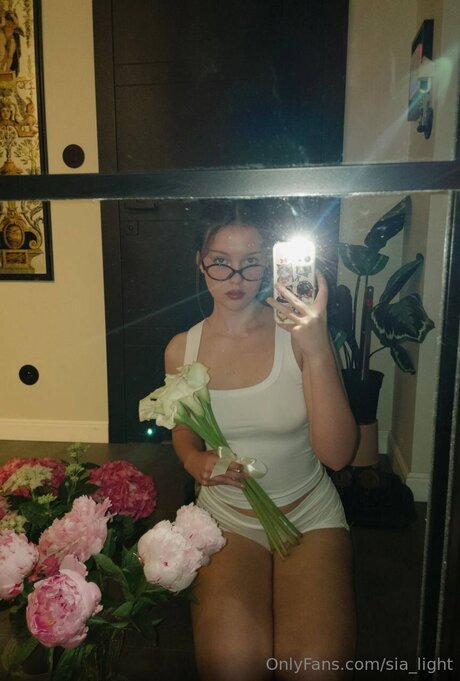 Sia Light model high quality pic