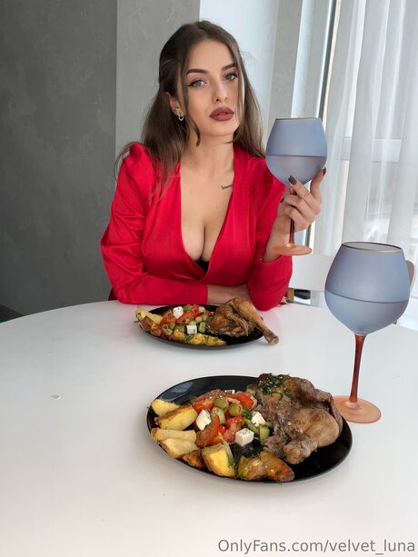 Velvet Luna sexy model picture