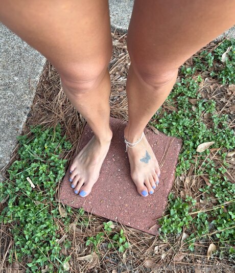 Alexisyogafeet2 actress photo